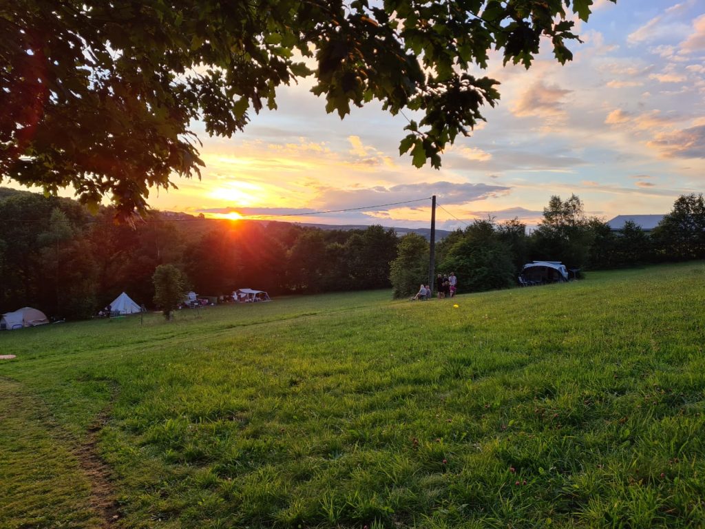 Zonsondergang frankrijk bos camping