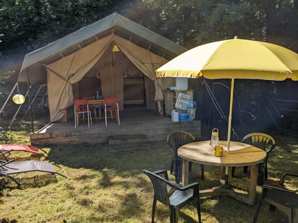 Ten met parasol er voor frankrijk, camping