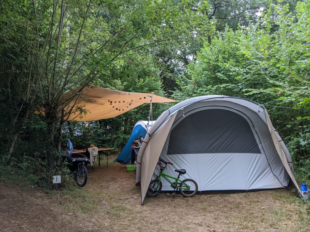 Tent met kinderfiets er voor