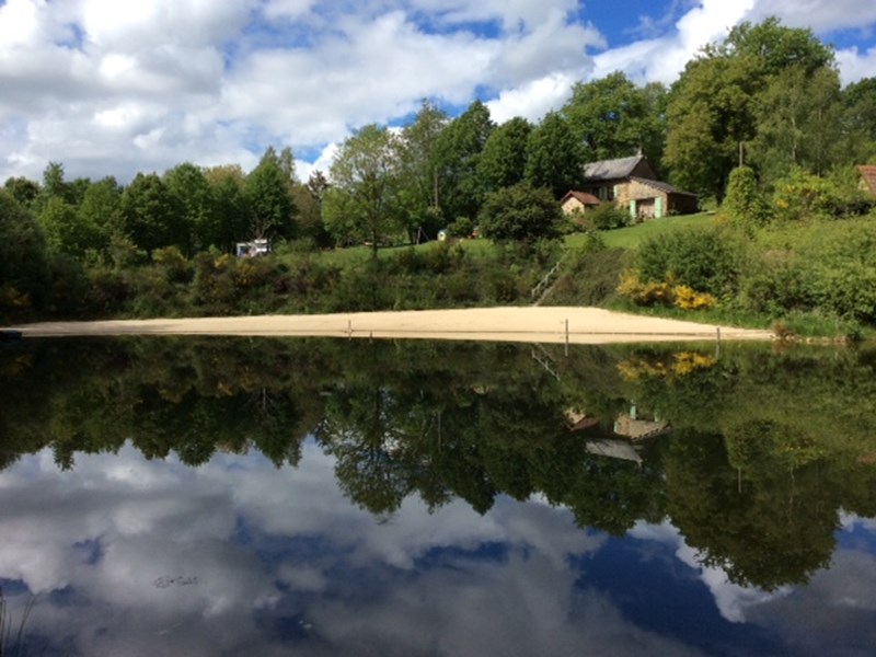 Camping bekeken vanaf het meer.